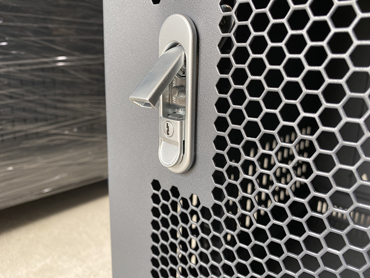 Khóa và Cửa lưới tủ rack 10U D500 treo tường