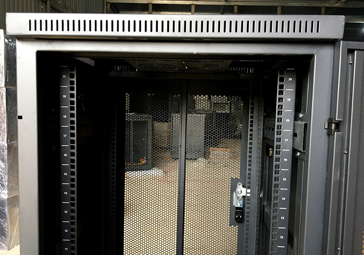 Tủ rack 20U D600 mẫu mới 2 cửa lưới màu đen
