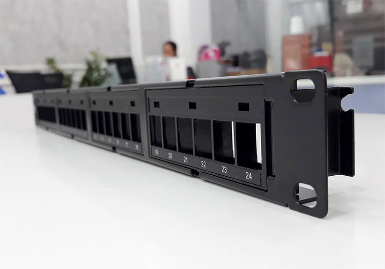 Patch panel 24 port Cat6 Commscope lắp trong tủ rack 19 inch