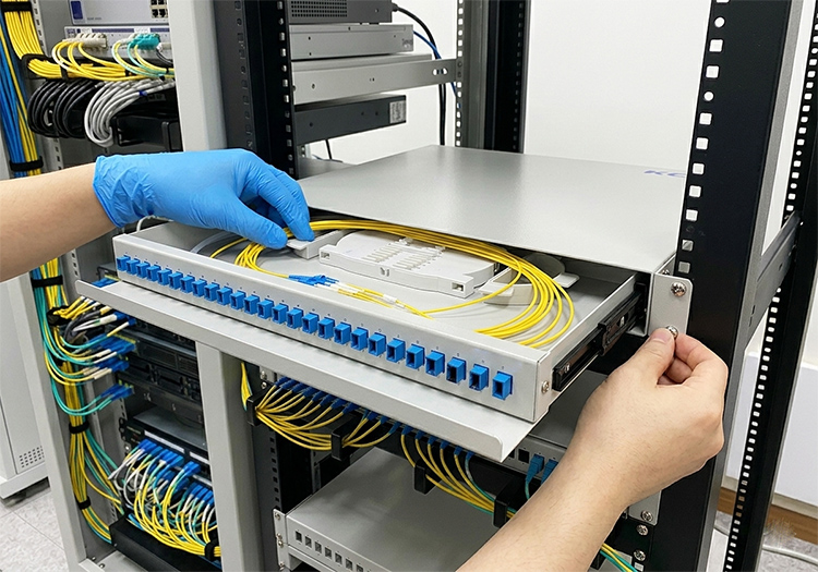 Hộp phối quang ODF gắn rack hãng KCO đầy đủ phụ kiện Hộp phối quang ODF gắn rack hãng KCO đầy đủ phụ kiện
